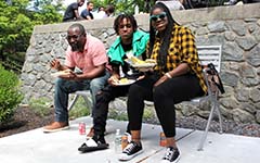 students eating lunch together